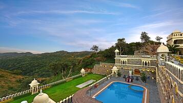 Piscina a l'aire lliure (horari: 07:00-18:00) i gandules