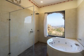 Quarto standard | Banheiro | Chuveiro, chinelos, toalhas de banho 