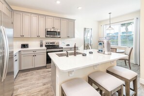 冷蔵庫、オーブン、コンロ、食器洗い機