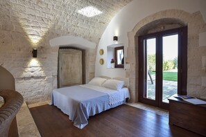 4 bedrooms, desk, iron/ironing board, travel cot