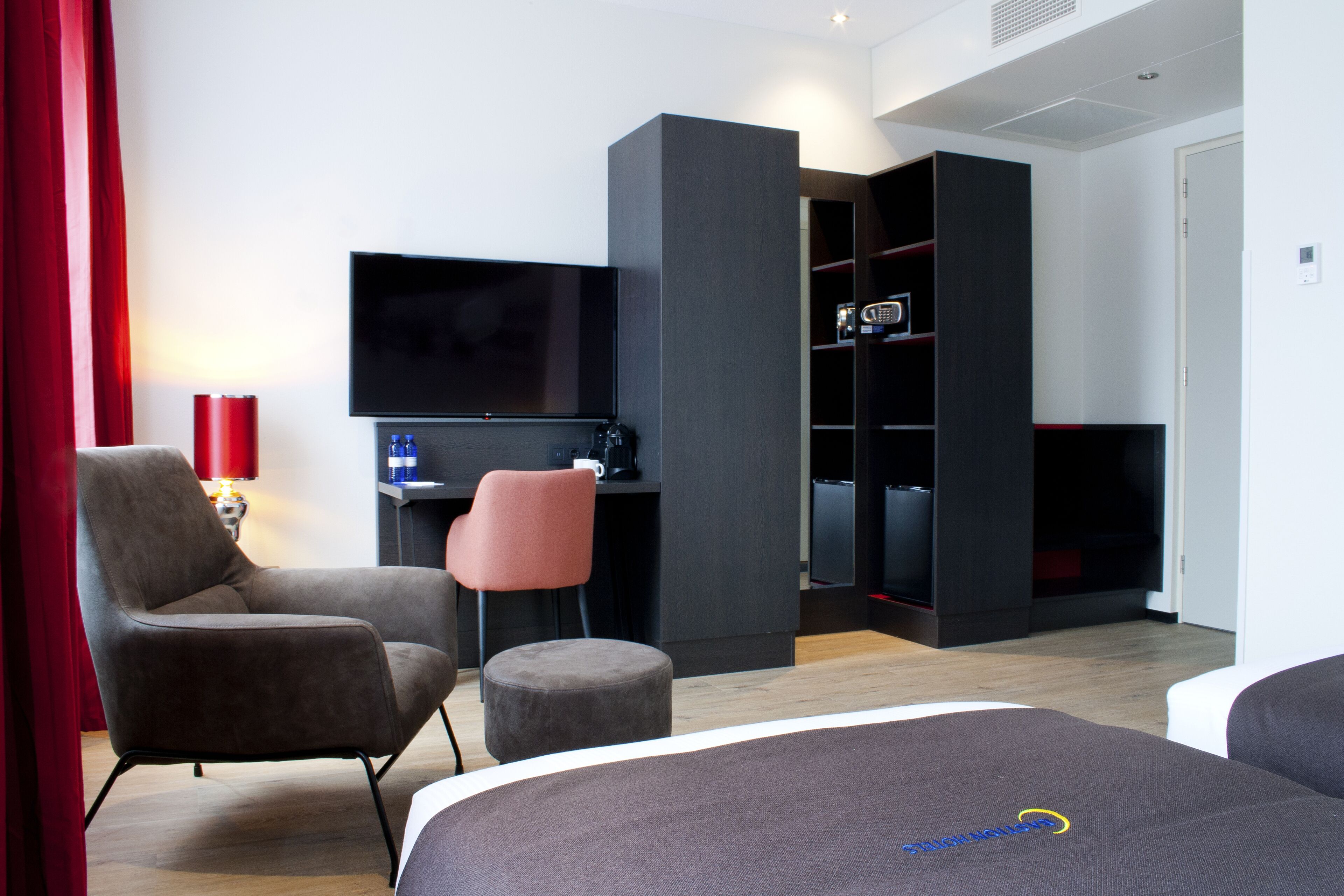 Een 25-inch flatscreentelevisie met satellietzenders en televisie