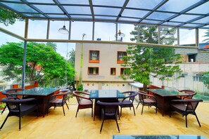 Frokost, lunsj og middag serveres, utsikt mot bassenget