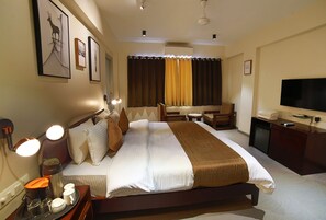 Dobbelt- eller tomannsrom – superior | Safe på rommet, skrivebord, wi-fi (inkludert) og sengetøy