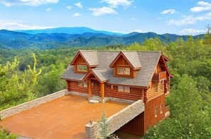 A log cabin with a spacious deck and a scenic mountain backdrop. - Best View Ever. Beautiful Mountain View in Smoky Mountains (Sevierville)