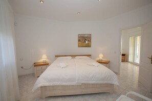 4 bedrooms, iron/ironing board, travel cot, WiFi