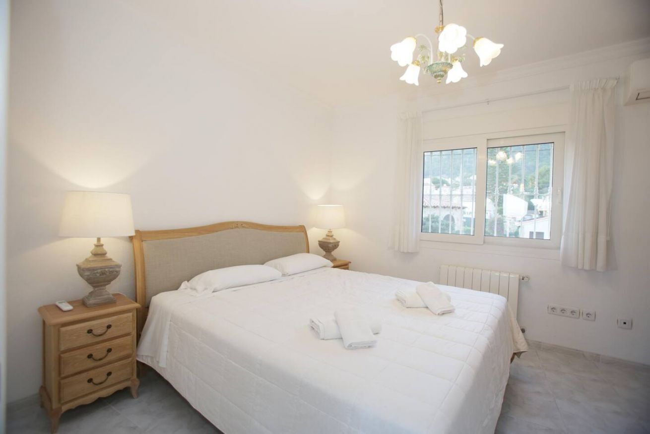 4 habitaciones, tabla de planchar con plancha, cuna de viaje y wifi 