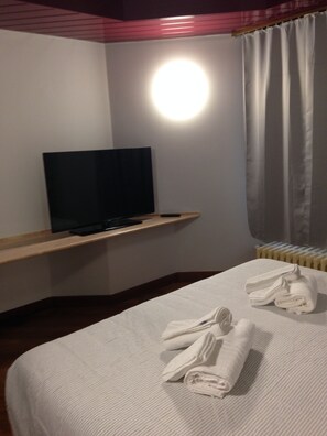 In-room safe, desk, free WiFi, bed sheets - Albergo San Michele Ristorante Torino (Mortara)