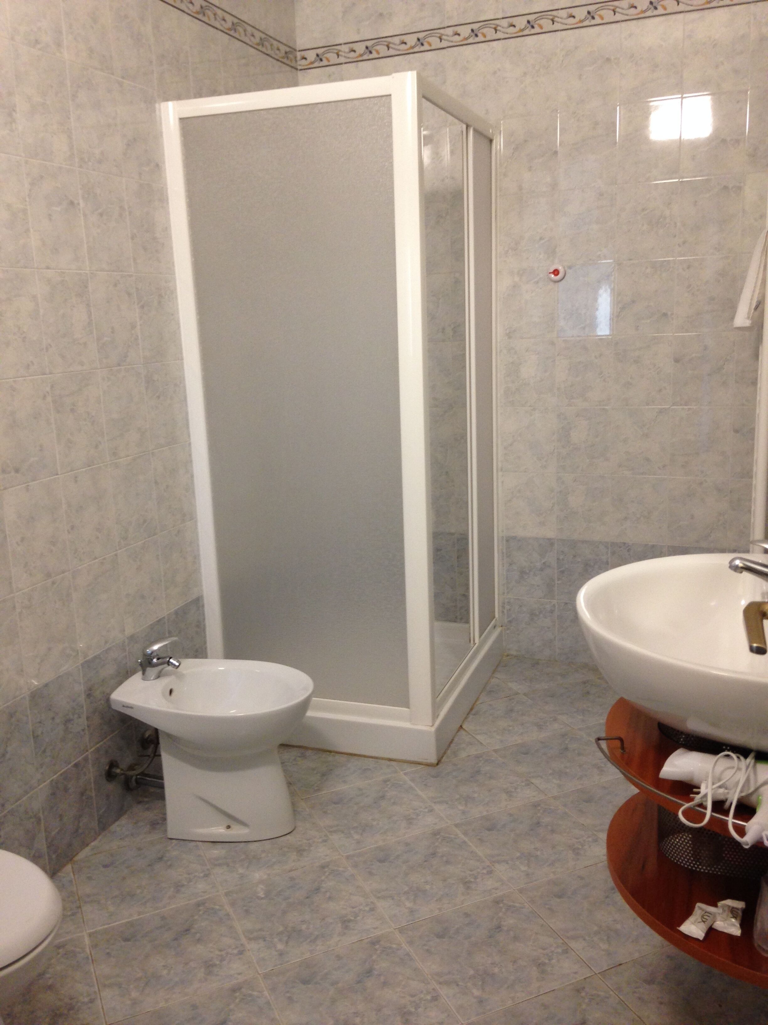 Gratis toalettartiklar, hårtork, bidé och handdukar