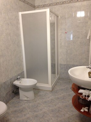 Free toiletries, hair dryer, bidet, towels - Albergo San Michele Ristorante Torino (Mortara)