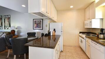 Condo, 1 phòng ngủ | Bếp riêng | Tủ lạnh, lò nướng, dụng cụ pha cà phê/trà, lò nướng bánh mì