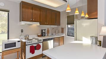 Kondominium, 1 kamar tidur | Dapur pribadi | Lemari es, microwave, oven, dan mesin pencuci piring
