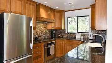 Kondominium, 3 kamar tidur | Dapur pribadi | Lemari es, oven, mesin pembuat kopi/teh, dan pemanggang roti