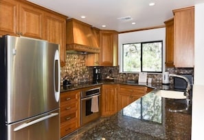 Condo, 3 Bedrooms | Private kitchen | Fridge, oven, coffee/tea maker, toaster