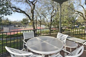 Outdoor dining - 888 Oak Creek At Silverado 2 Bedroom Condo by Redawning (Napa)