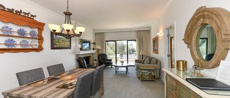 Condo, 2 chambres | Aire de séjour | Téléviseur