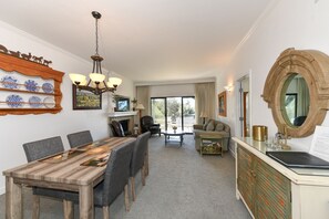 Living area - 888 Oak Creek At Silverado 2 Bedroom Condo by Redawning (Napa)