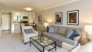 Condo, 1 phòng ngủ | Khu phòng khách | Sách