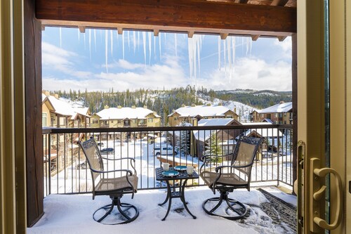 Trailhead Lodge One Bedroom 801 Condo by RedAwning