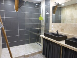 Ducha y bañera combinadas, bañera de hidromasaje y secador de pelo