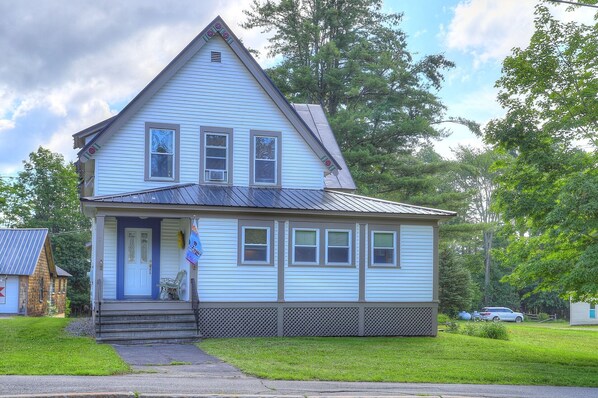 Exterior - 🐾23 Pleasant Gorgeous in-town home - walking distance to Rangeley Lake, dog friendly (Rangeley)
