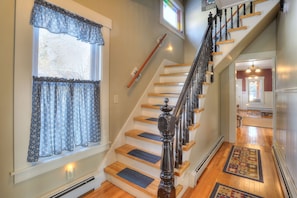 Interior - 🐾23 Pleasant Gorgeous in-town home - walking distance to Rangeley Lake, dog friendly (Rangeley)