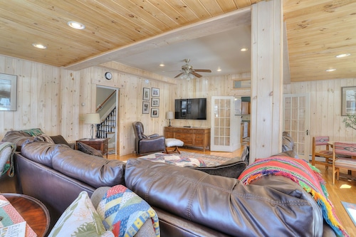 🐾23 Pleasant Gorgeous in-town home - walking distance to Rangeley Lake, dog friendly