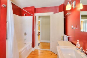 Bathtub, towels - 🐾23 Pleasant Gorgeous in-town home - walking distance to Rangeley Lake, dog friendly (Rangeley)