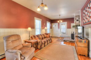 TV, DVD player, books - 🐾23 Pleasant Gorgeous in-town home - walking distance to Rangeley Lake, dog friendly (Rangeley)