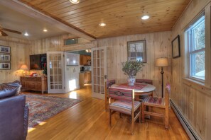 Dining - 🐾23 Pleasant Gorgeous in-town home - walking distance to Rangeley Lake, dog friendly (Rangeley)