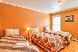 4 bedrooms, iron/ironing board, WiFi, bed sheets - 🐾23 Pleasant Gorgeous in-town home - walking distance to Rangeley Lake, dog friendly (Rangeley)