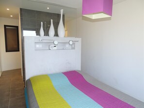 3 quartos, ferros/tábuas de passar roupa, berço de viagem