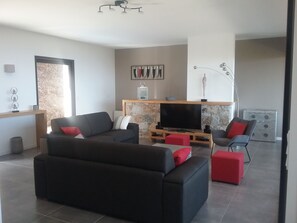 Televisión, reproductor de DVD, mesa de ping pong