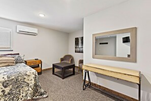 1 habitación, tabla de planchar con plancha, wifi gratis y ropa de cama