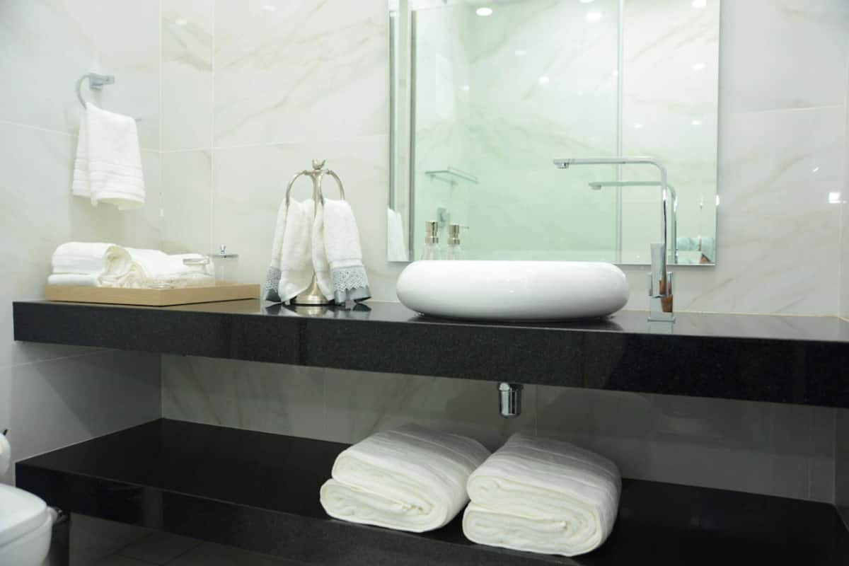 superior studio, 1 queen bed, non smoking | bathroom | shower, rainfall showerhead, hair dryer, towels