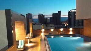 屋外プール、営業時間 9:00 ～ 22:00、カバナ (無料)