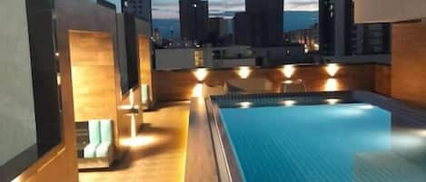 Una piscina al aire libre, camas de piscina gratis