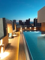 Una piscina al aire libre, camas de piscina gratis