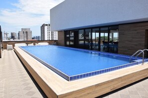 Outdoor pool, open 9:00 AM to 10:00 PM, free pool cabanas - TRYP by Wyndham Santa Cruz (Santa Cruz)