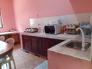 Réfrigérateur, micro-ondes, bouilloire électrique, grille-pain