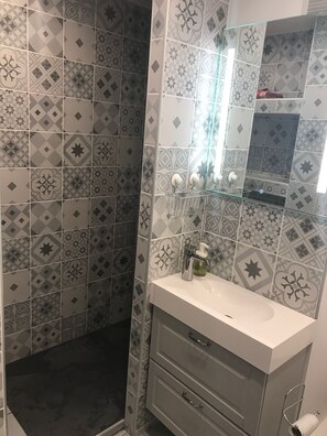 Shower, hair dryer, towels, soap - Chamonix Mont-Blanc, Magnificent 2 rooms. (Les Houches)