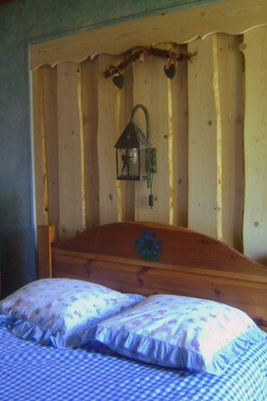 6 slaapkamers, een bureau, een strijkplank/strijkijzer, reisbedje