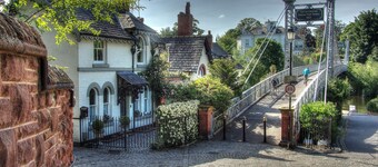 Beautiful period cottage, exceptional riverside location in the heart of Chester