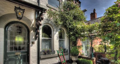 Beautiful period cottage, exceptional riverside location in the heart of Chester