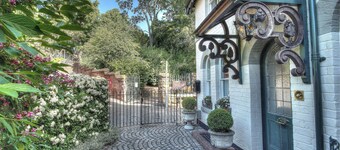 Beautiful period cottage, exceptional riverside location in the heart of Chester