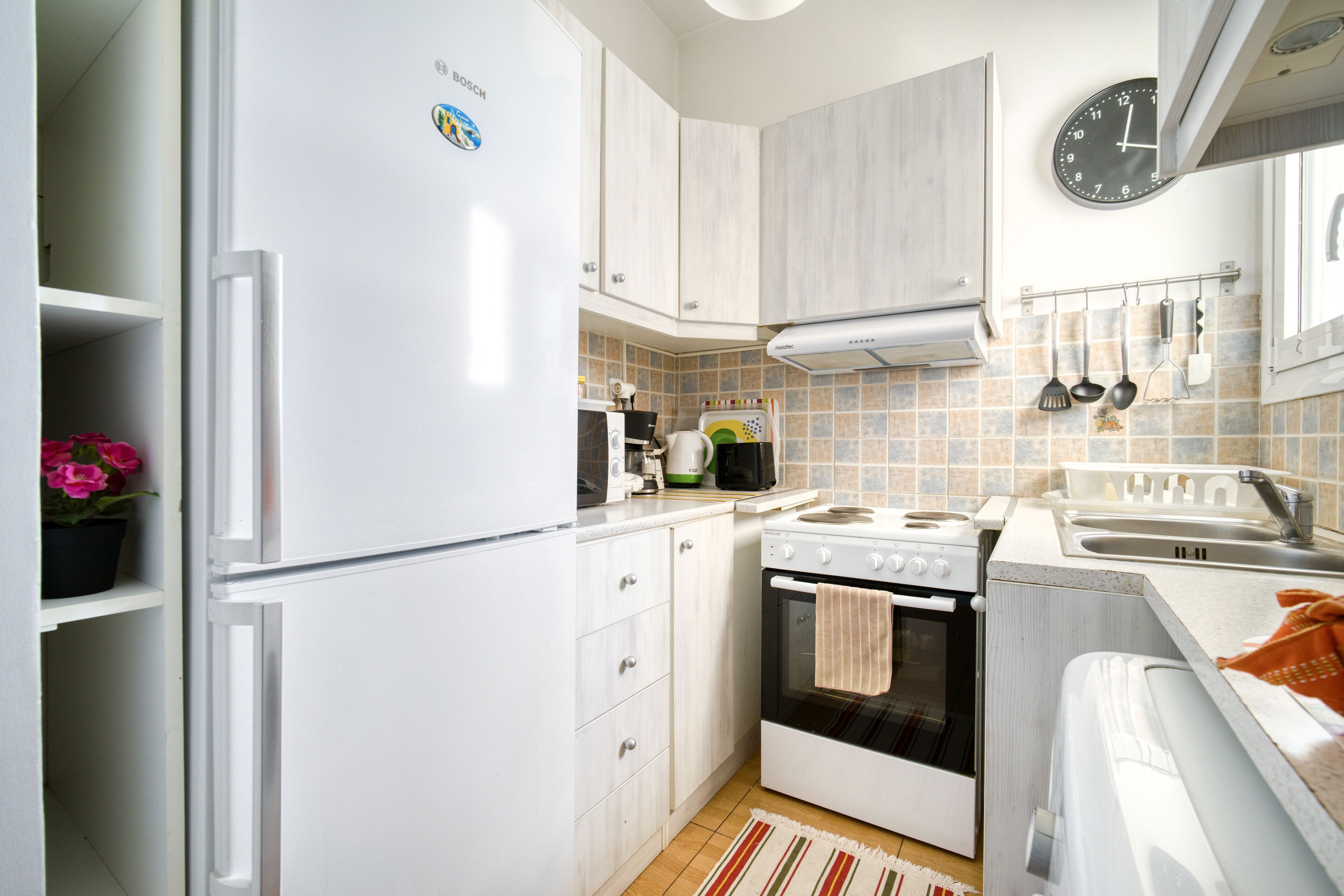 Kühlschrank, Mikrowelle, Ofen, Wasserkocher mit Kaffee-/Teezubehör