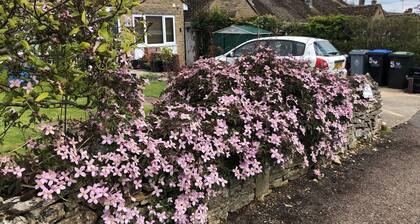 Large Loft flat 1m Chipping Norton. Great base for sightseeing/working locally