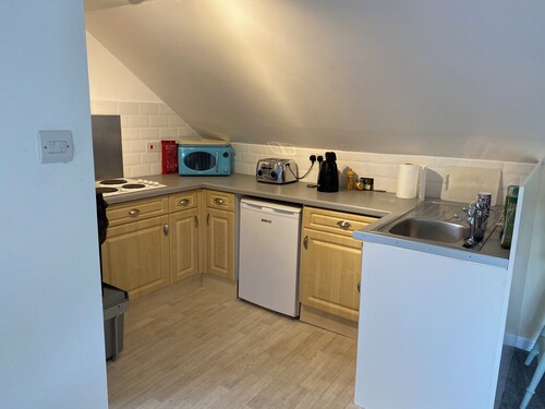 Large Loft flat 1m Chipping Norton. Great base for sightseeing/working locally