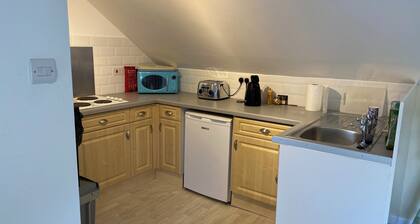 Large Loft flat 1m Chipping Norton. Great base for sightseeing/working locally