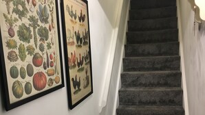 Eine Treppe mit dunkel bezogenen Stufen, die zu einer Zwischenebene führen.