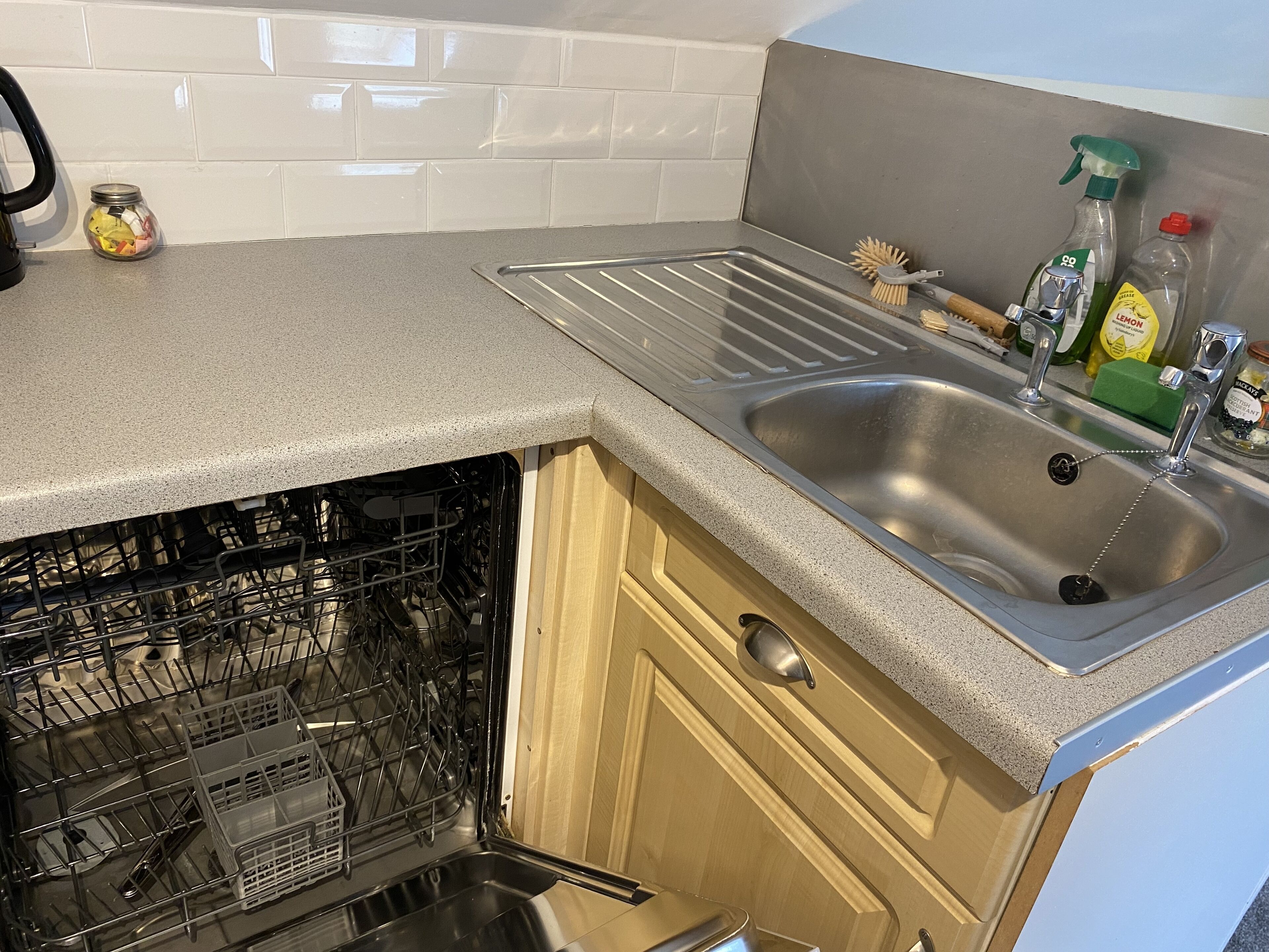 Réfrigérateur, micro-ondes, plaque de cuisson, lave-vaisselle